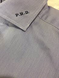 iniciales bordadas en camisa